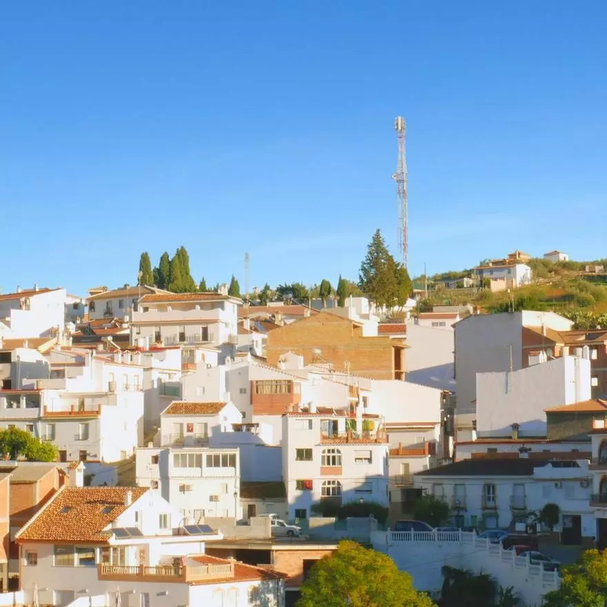 Todos van a Frigiliana, pero pocos conocen este pueblo blanco de Málaga con una villa termal
