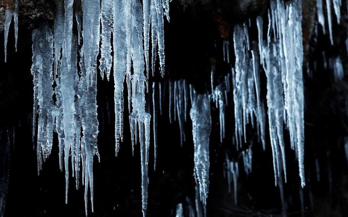 Carámbanos de hielo penden de una roca en el valle de Roncal, en Navarra.