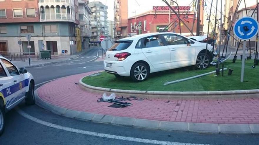 Un coche destroza el monumento de las fallas de Elda a los 10 meses de inaugurarse