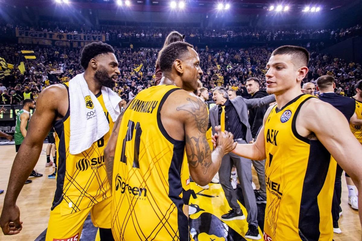 Los jugadores del AEK, felices por su pase a Badalona 2026.