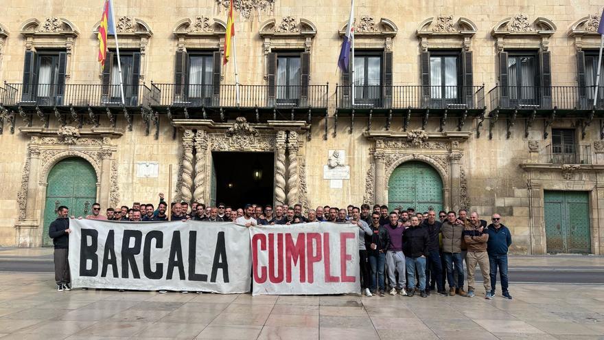 Los bomberos irrumpen en el pleno de Alicante para protestar por sus condiciones laborales
