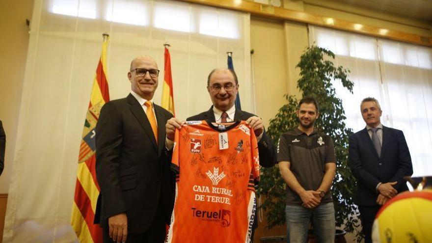 Lambán recibe al CV Teruel y agradece su trabajo por deporte y la comunidad
