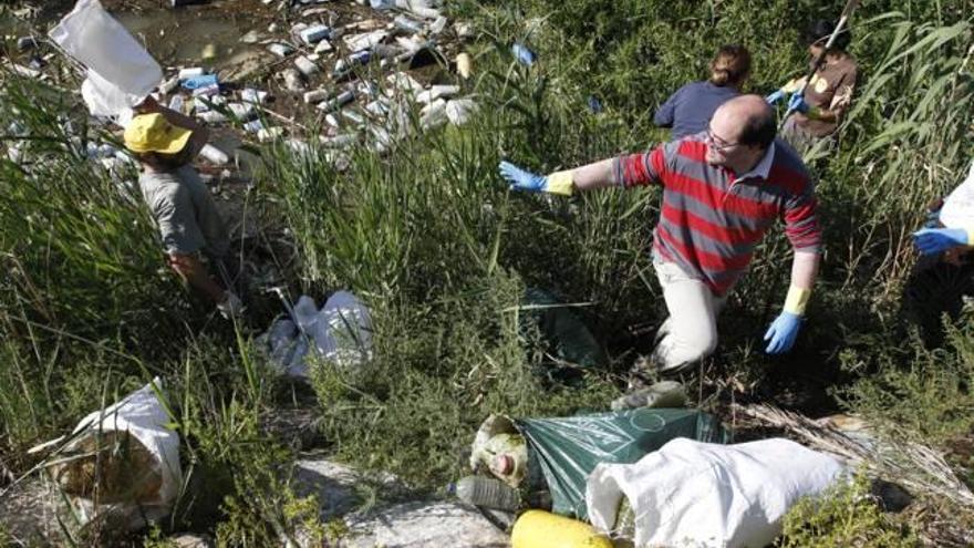 Ecologistas retiran más de 300 kilos de basura de la desembocadura del río