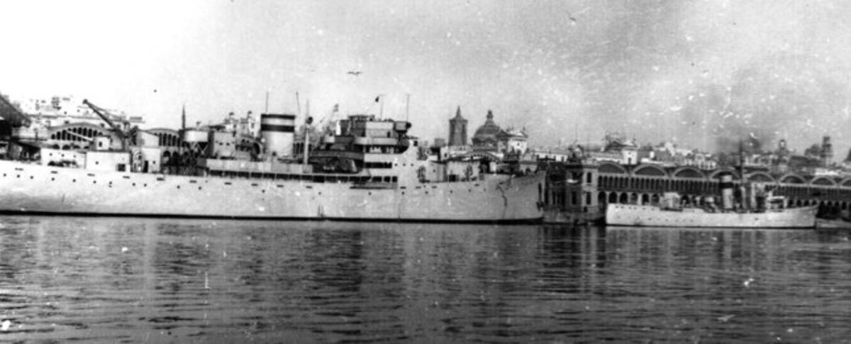 Crucero Mar Negro y Cañonero de Canalejas en el Puerto de Barcelona, en 1939.