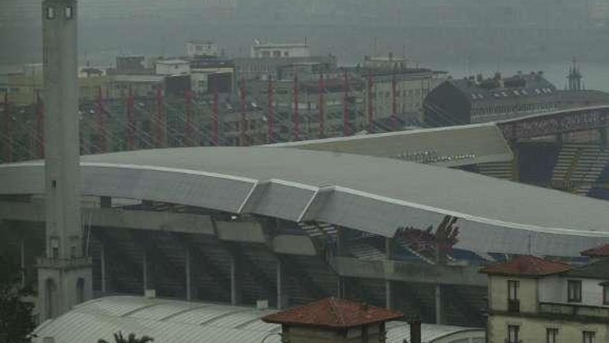 Vista parcial de la cubierta del estadio de Riazor. / víctor echave