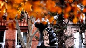 La estatua del Oso y el Madroño de la plaza de Prosperidad, en Madrid.