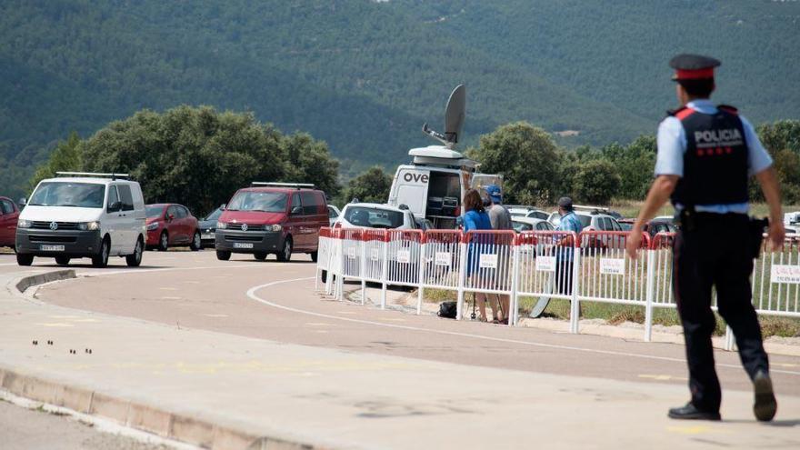 Les dues furgonetes que transportaven els tres presos, ahir, en el moment d&#039;arribar a Lledoners