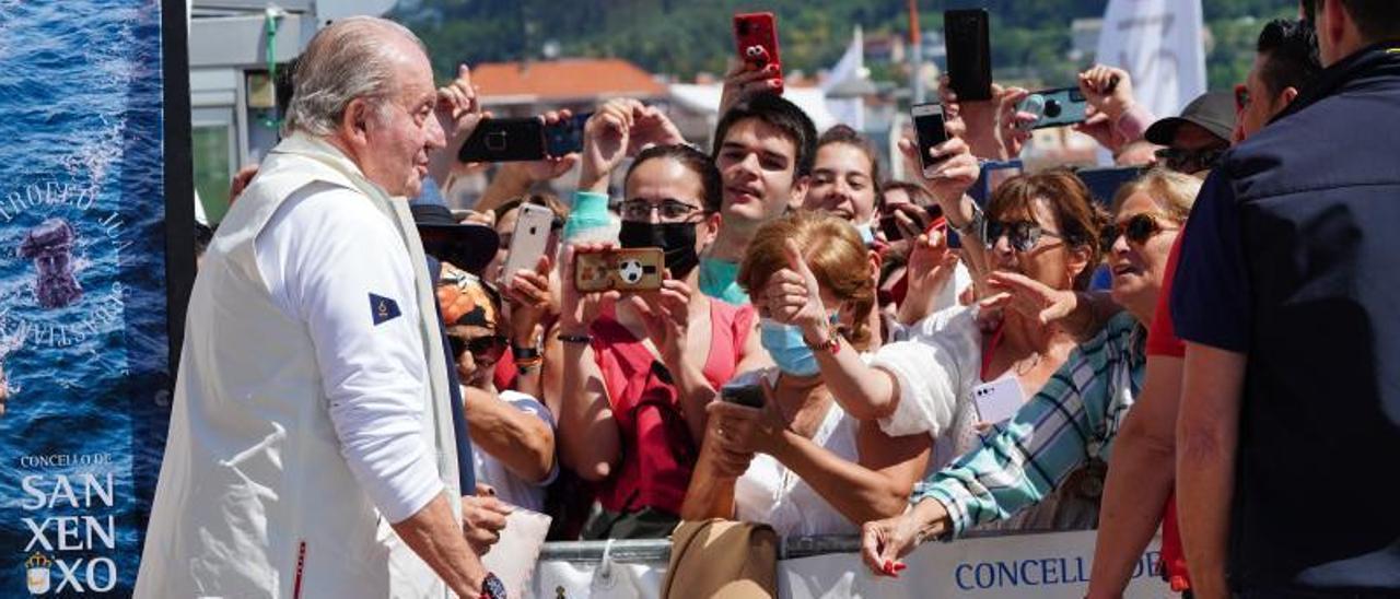 Juan Carlos I, en su multitudinaria visita a la ría de Pontevedra.