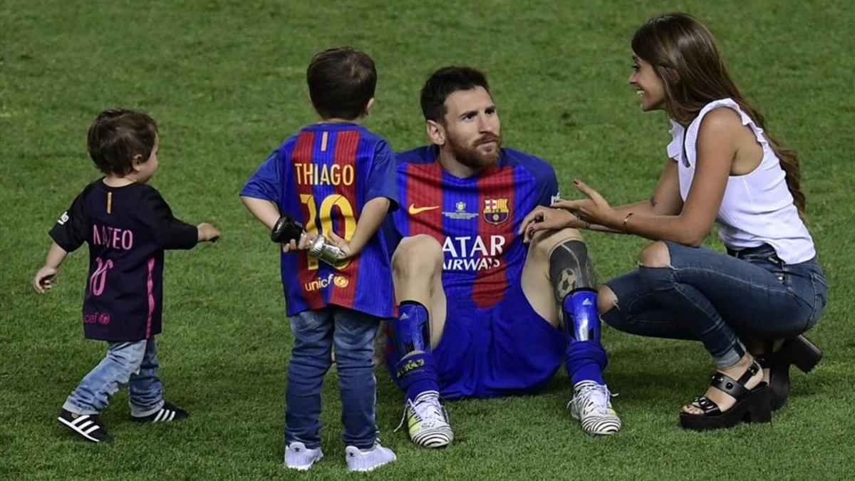 Leo Messi junto a su família tras ganar la Copa del Rey