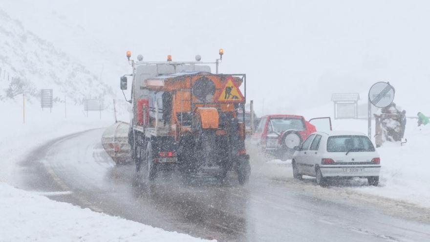 Temporal de nieve en el puerto Pajares