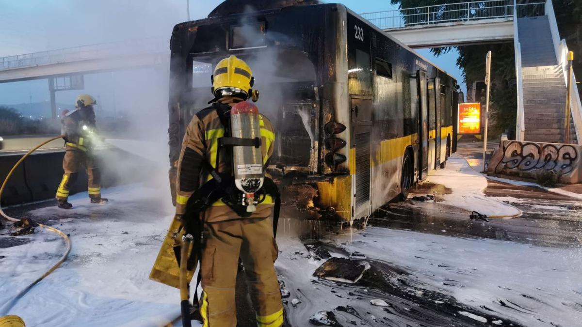 Autobús incendiado en El Prat