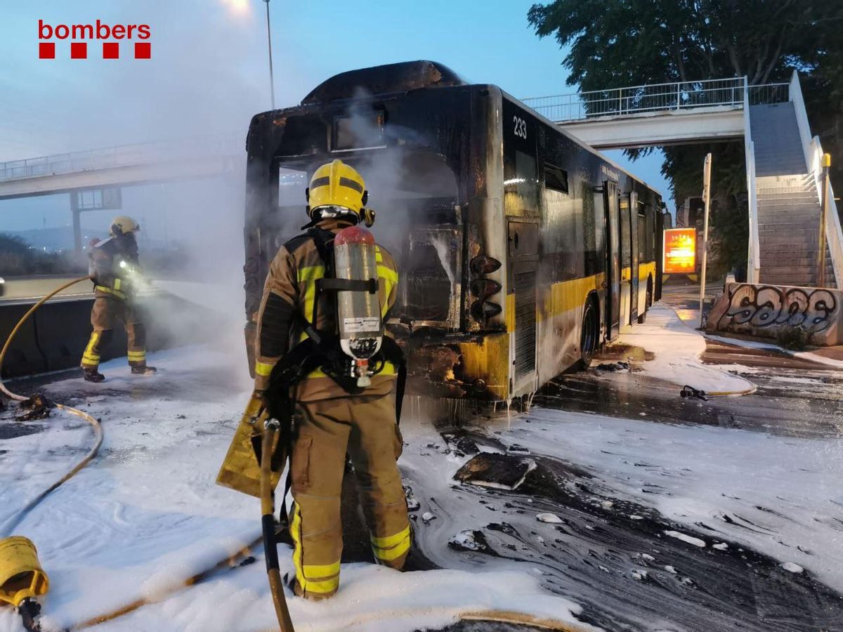 Crema un autobús que circulava sense passatgers per la C-31 al Prat