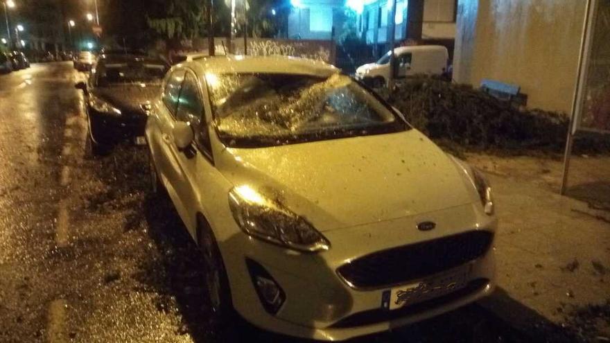 Un coche dañado en Vigo tras caer un árbol por los vientos de la borrasca Gaetan. // Policía Local