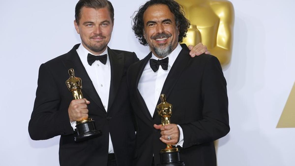 Leonardo DiCaprio y Alejandro González Iñarritu, con sus Oscar como mejor actor y mejor director por 'El renacido'.