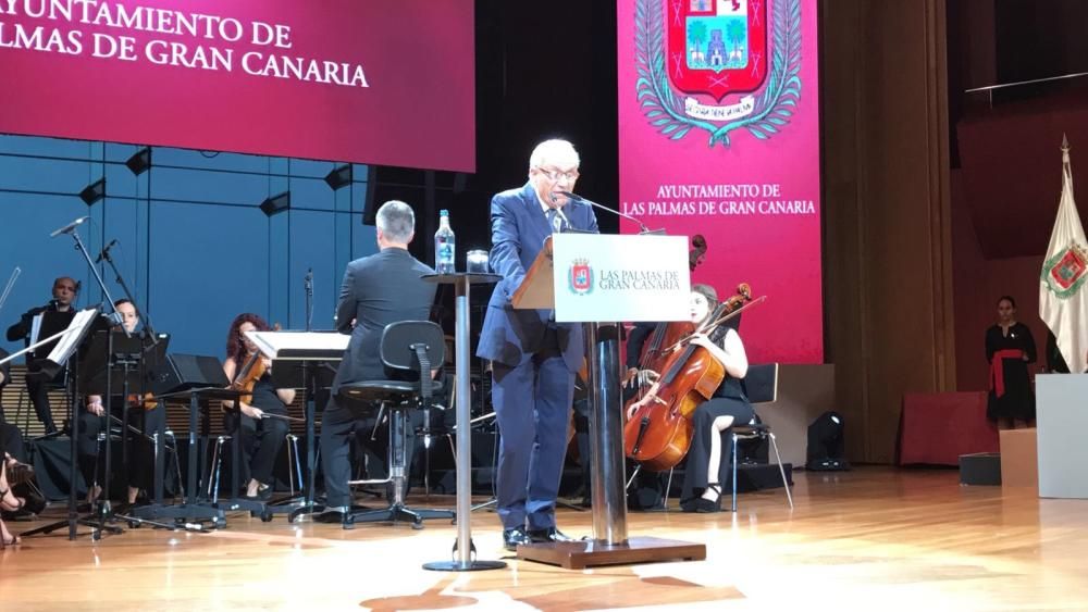 Rodríguez Padrón lee el discurso de agradecimiento