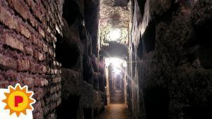 Uno de los pasadizos de las catacumbas de Domitila, en Roma.