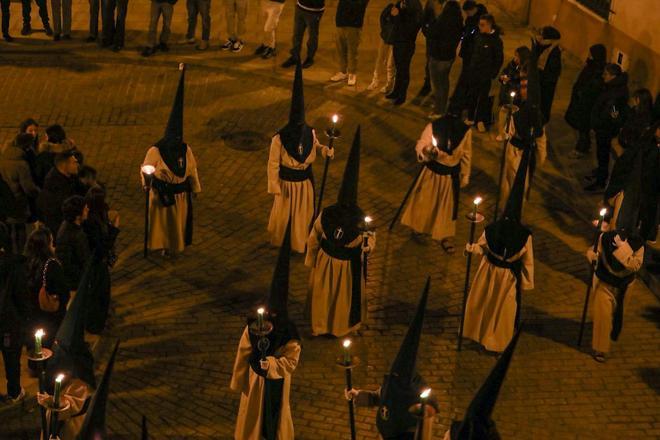 Un silencio sepulcral protagoniza la procesión de las Siete Palabras de Zamora