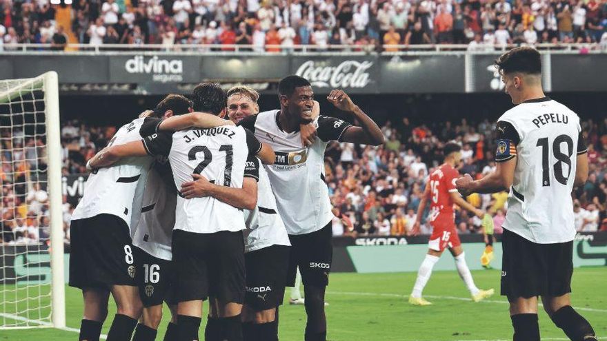 Los jugadores del Valencia CF celebran un gol contra el Girona en Mestalla