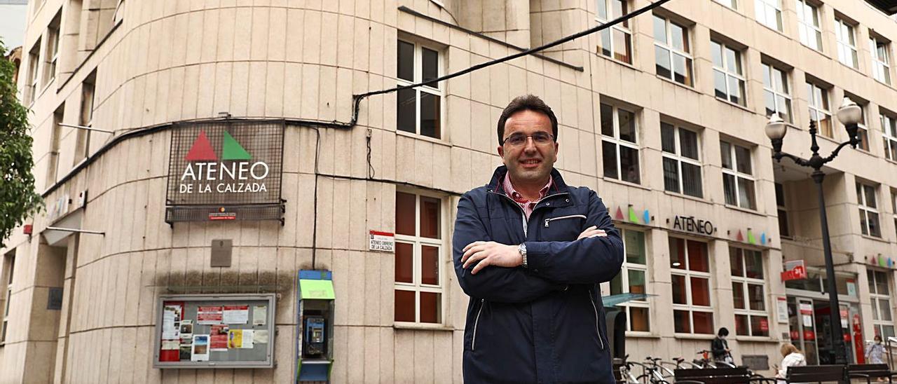 Manuel Ángel Vallina se fotografía junto al Ateneo de La Calzada para resaltar la “importancia de mantener viva la actividad cultural” en todos los rincones de la ciudad.