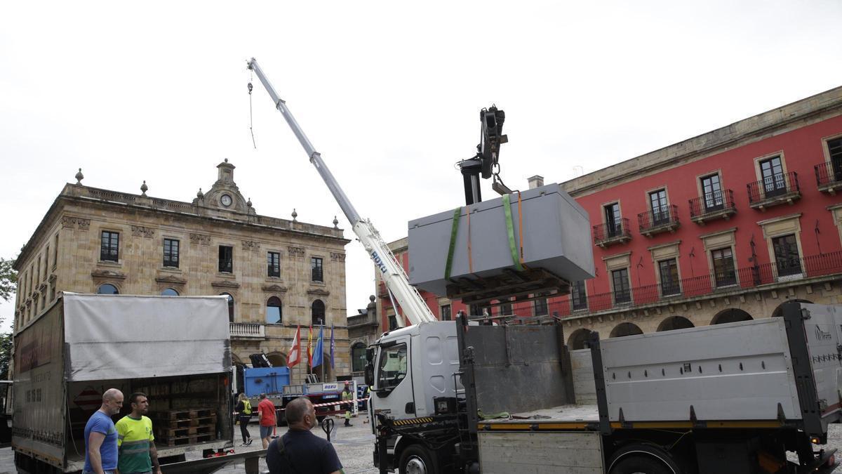 Tareas de operarios durante esta mañana en la plaza Mayor de Gijón.