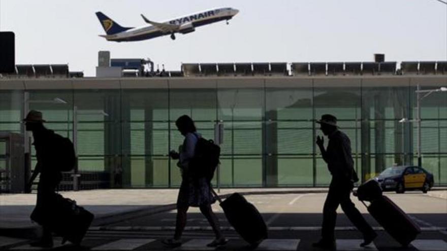 Las tasas aeroportuarias bajarán otro 2% en el 2018