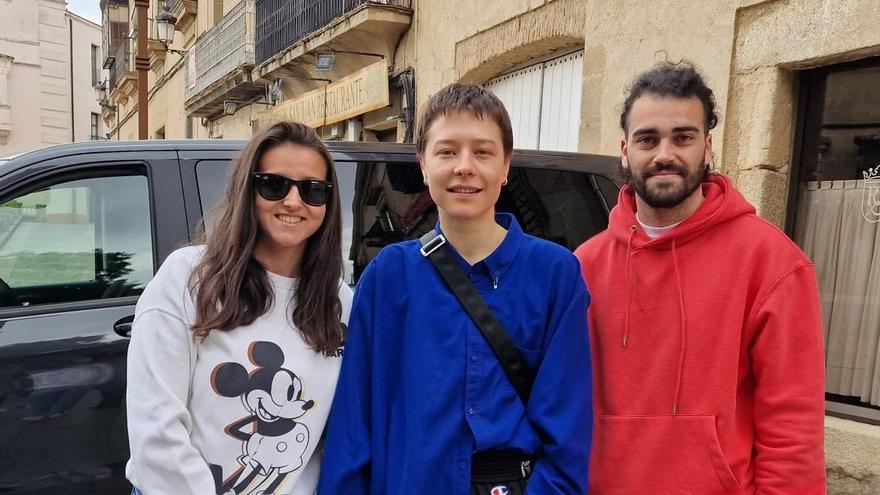 Emma D’Arcy posa con dos admiradores en Cáceres.