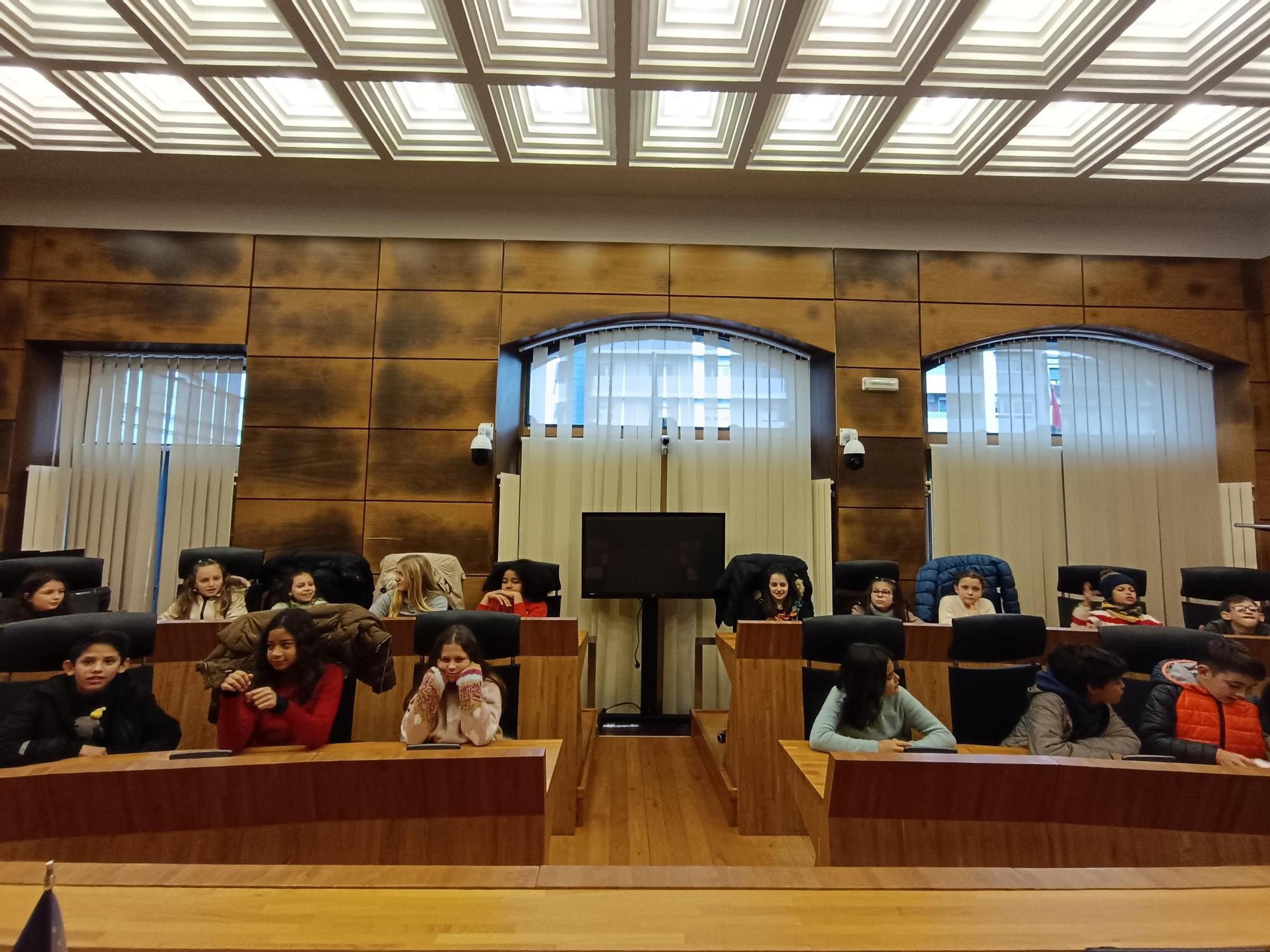 Los alumnos del Colegio Público El Carbayu, de Lugones, visitan el Ayuntamiento de Siero