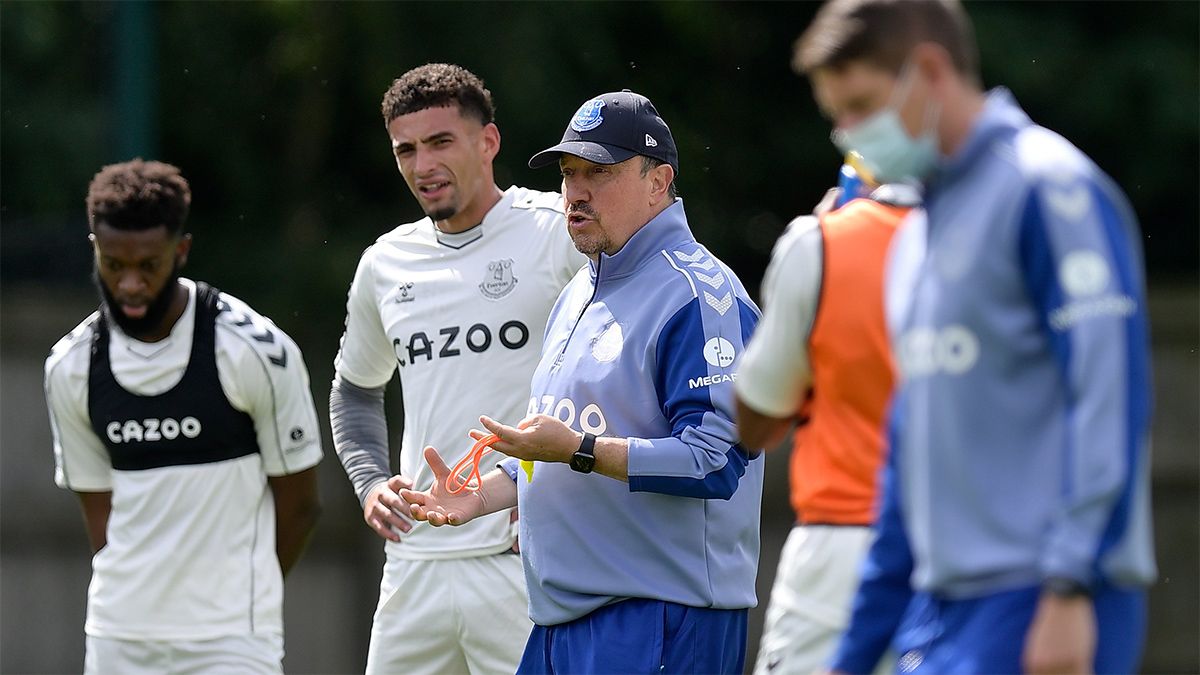 Rafa Benítez dirigiendo un entrenamiento del Everton