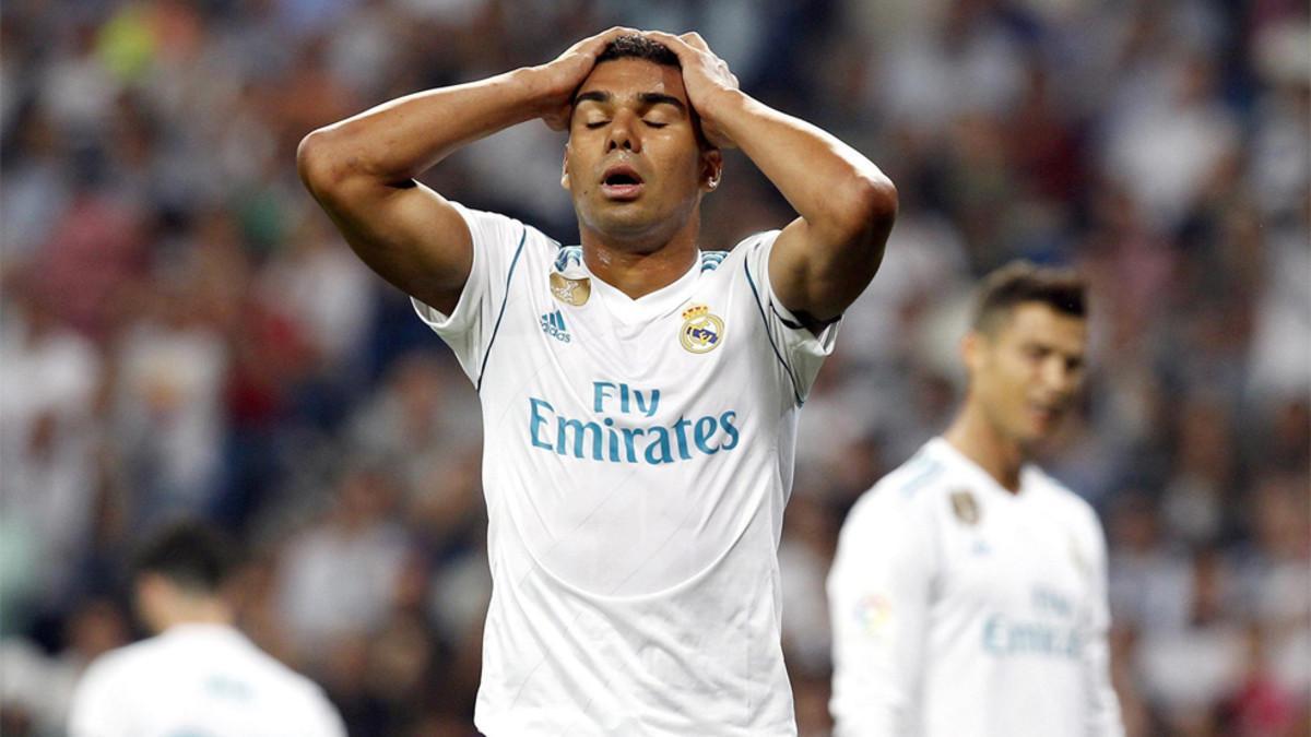 Casemiro se lamenta durante el Real Madrid-Real Betis; al fondo, Cristiano Ronaldo
