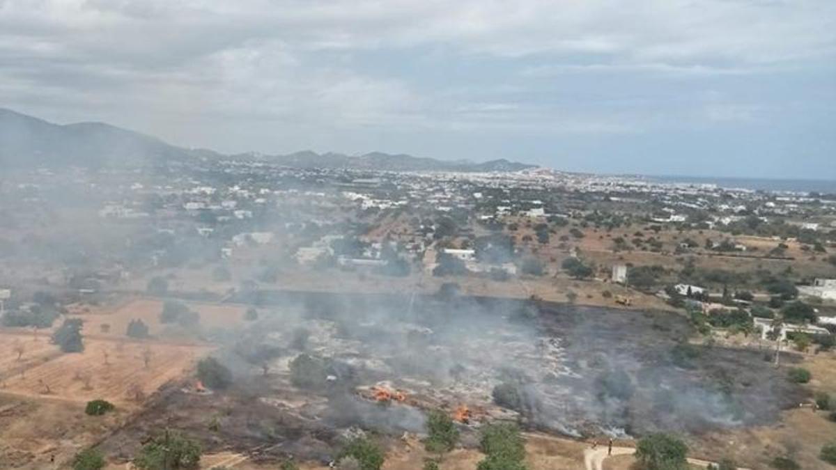 Imagen aérea del incendio agrícola en Sant Josep.