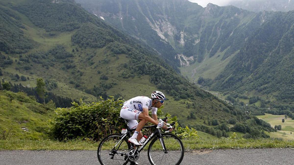 Pinot pierde tiempo en el Tour y ve lejos las opciones de podio