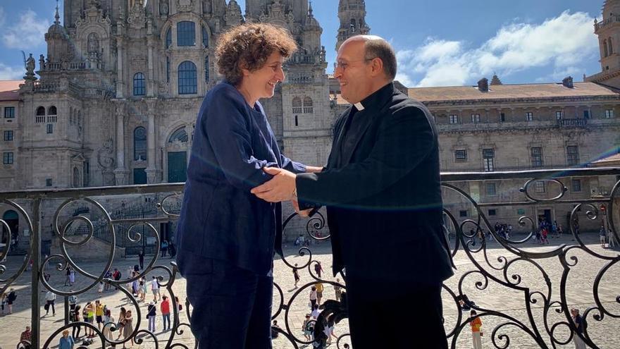 A alcaldesa Goretti Sanmartín e Monseñor Prieto nun dos balcóns do Pazo de Raxoi