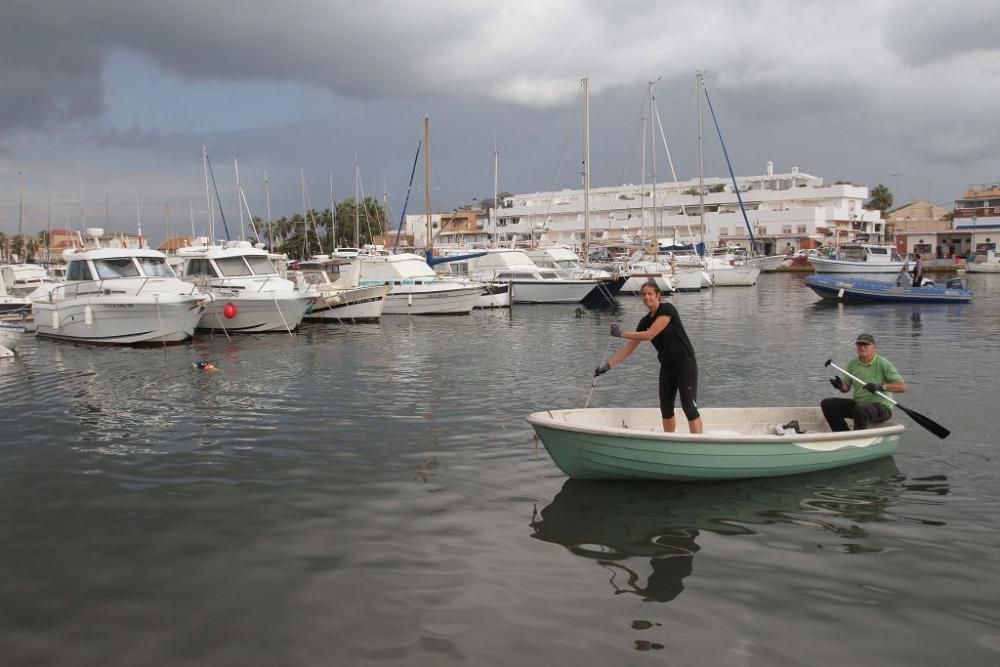 Buceadores limpian la basura del fondo del puerto de Cabo de Palos