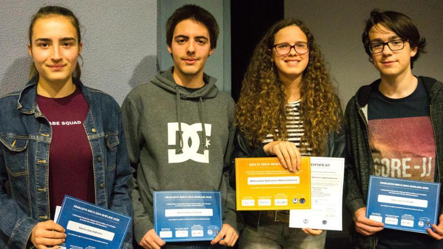 Els tres finalistes de la beca i la guanyadora