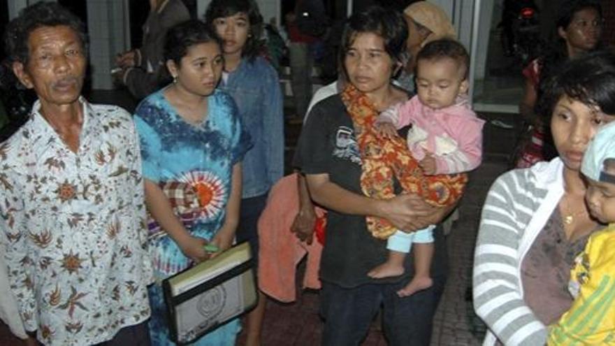 Familias indonesias, después de ser evacuadas.