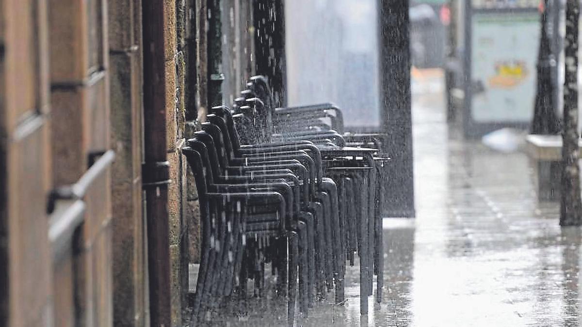 Una terraza hostelera recogida durante una jornada de lluvia.