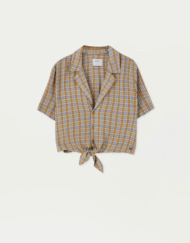 Camisa de cuadros con nudo, de Pull&amp;Bear