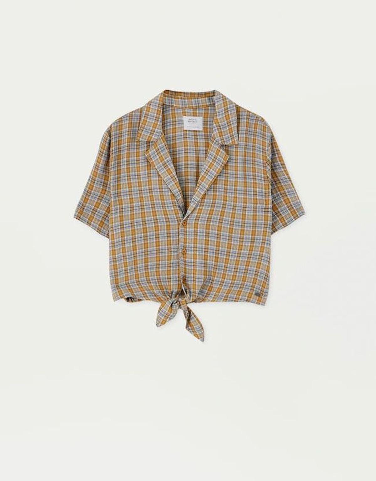Camisa de cuadros con nudo, de Pull&Bear