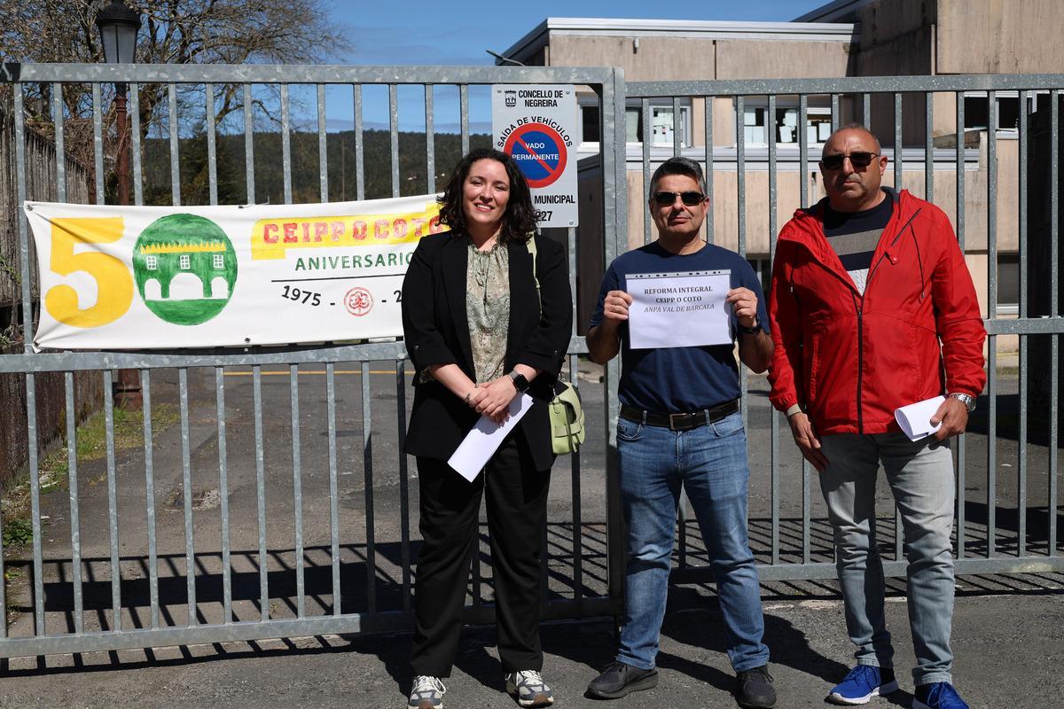 El portavoz del BNG de Negreira, primero por la derecha, con miembros d ela comunidad educativa de O Coto