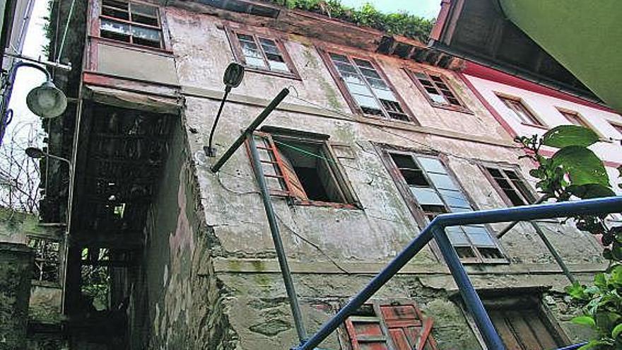 Una casa en ruinas, en pleno anfiteatro pixueto.