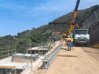 Instalan las primeras vigas del nuevo tablero de la carretera A-397, que une Ronda y Marbella