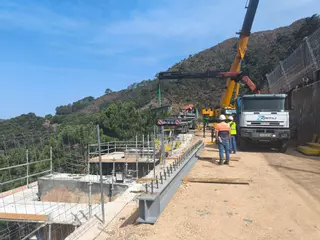 Instalan las primeras vigas del nuevo tablero de la carretera A-397, que une Ronda y Marbella