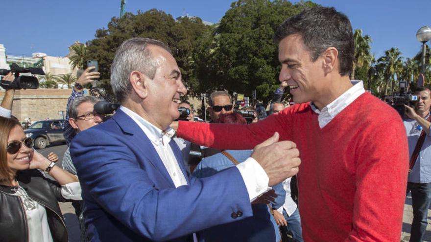 González Tovar abraza a Pedro Sánchez en una foto de archivo.