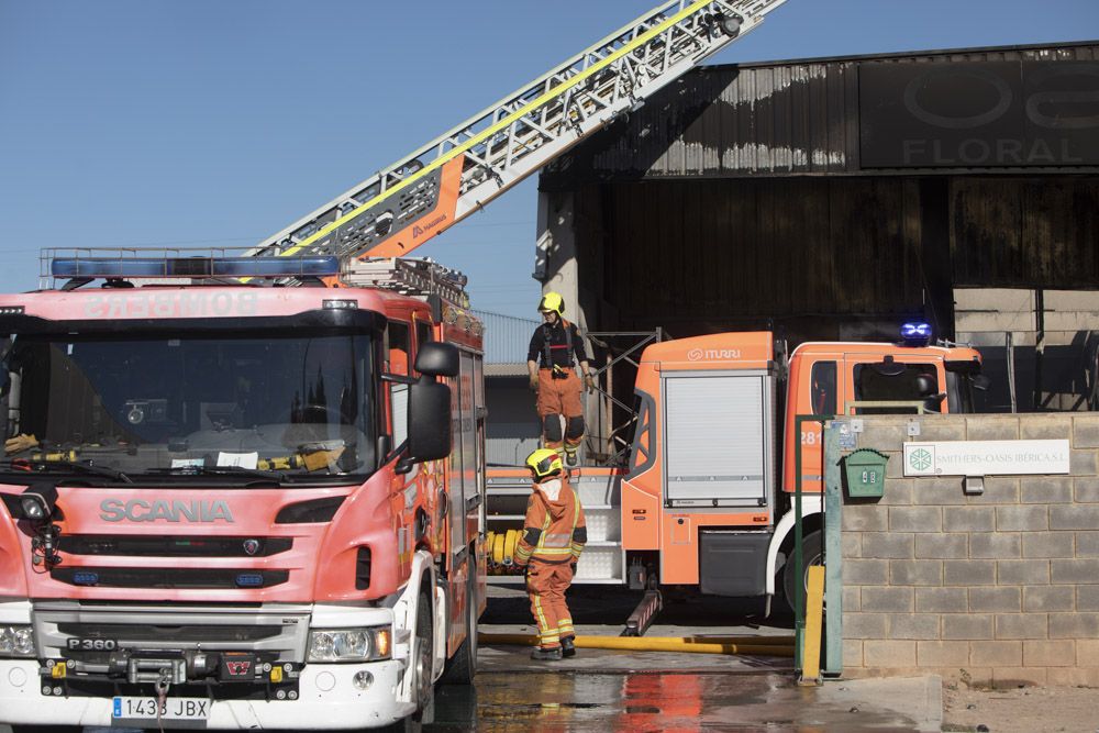 Los bomberos siguen trabajando en la nave del Port de Sagunt un día después del incendio