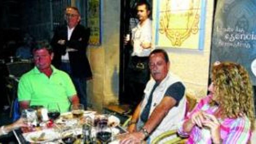 Julián Muñoz, cena y caballos en Cáceres