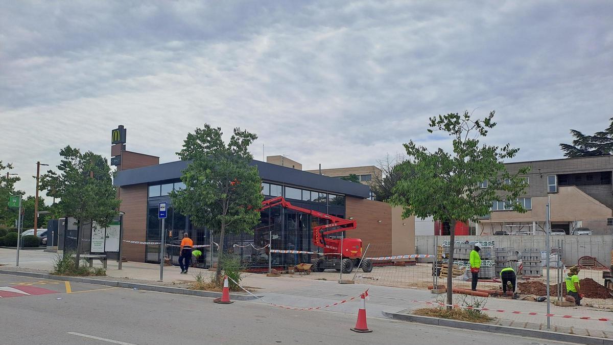 El nou establiment de Burger King al carrer Puigmal, encara en obres