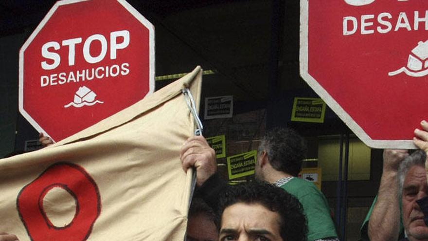 Protesta de la Plataforma de Afectados por las Hipotecas (PAH) ante una sede bancaria.