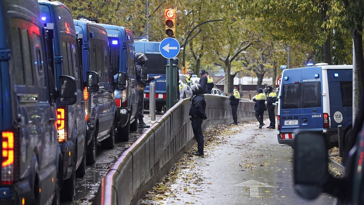 Tallat l'accés al carrer del Carme per protestar contra uns desnonaments