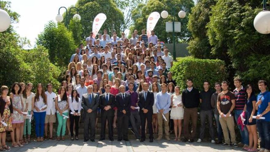 Los alumnos becados, ayer, a la entrada de la Facultad de Economía y Empresa. En primera fila, de traje y por la izquierda, Vicente Gotor, Miguel Stilwell y Nicanor Fernández.