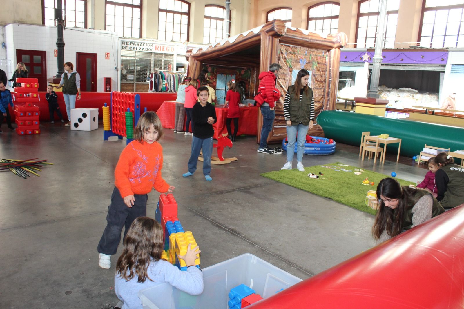 Así fue la inauguración del Salón de Navidad de Villaviciosa, la gran cita de ocio infantil de estas fechas